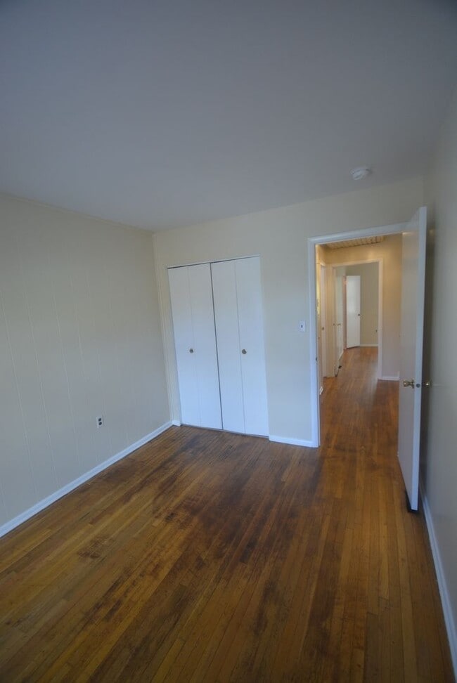 Building Photo - Recently Updated 3 Bedroom 1 Bath in Newark with a Partially Finished Basement