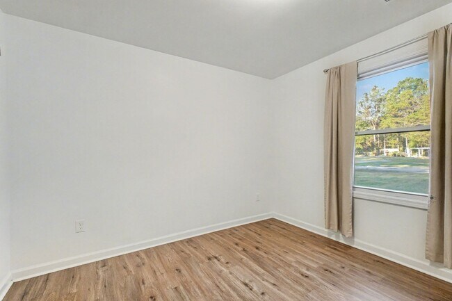 Building Photo - Newer 3-bedroom home available now in Colo...