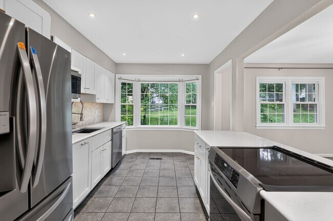 Building Photo - 3-level townhome in sought-after Sycamore Heights