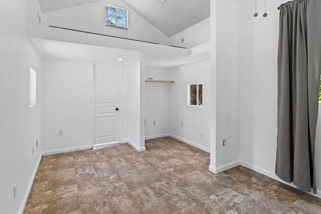 Building Photo - 10119 Grandview Dr