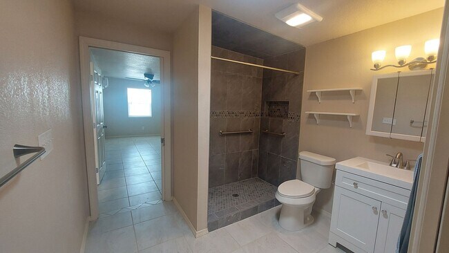 Building Photo - 4 bedroom 2 bathroom home ready now!!!!