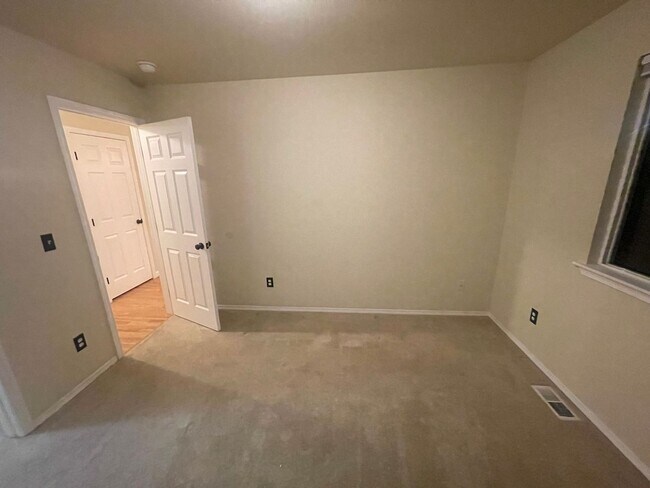 Building Photo - Spacious 4 Bedroom Home for Rent in Lake S...