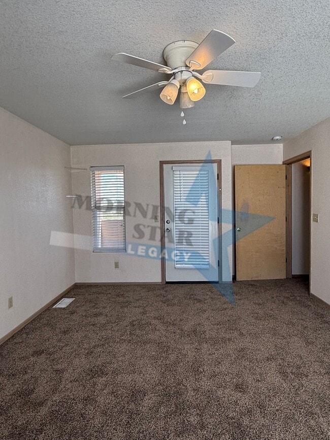 Building Photo - Cute Townhouse in Desirable Area- Close to...