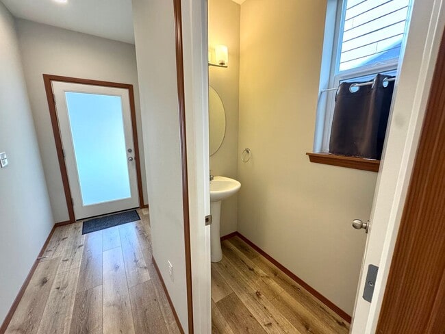 Building Photo - Modern and Stylish 3-Bedroom Manette Home