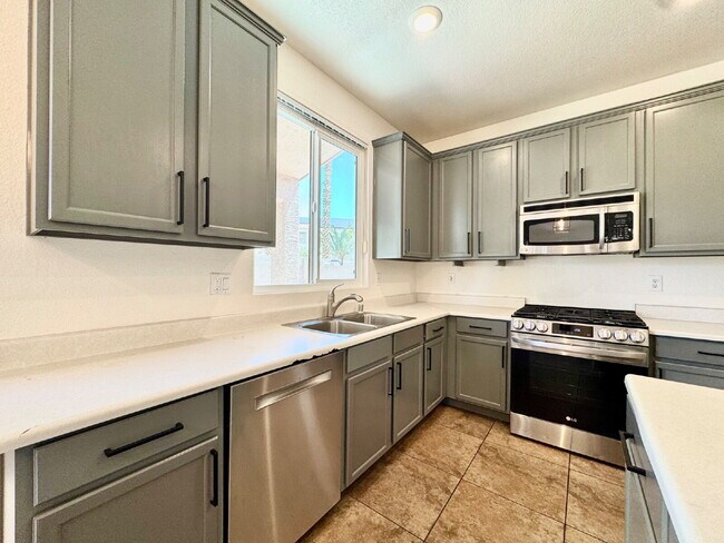 Building Photo - Spacious 4BD/3BA NLV Home with Downstairs ...