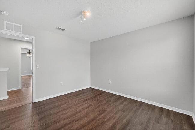 Building Photo - Stunning 5 bed/ 2 bath