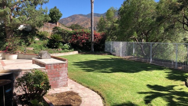 Building Photo - Stunning Sierra Del pro view home!