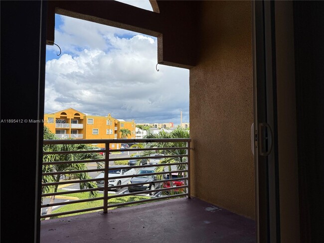 Building Photo - 9725 Fontainebleau Blvd