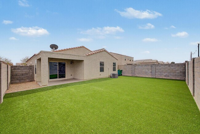 Building Photo - 12586 W Myrtle Ave