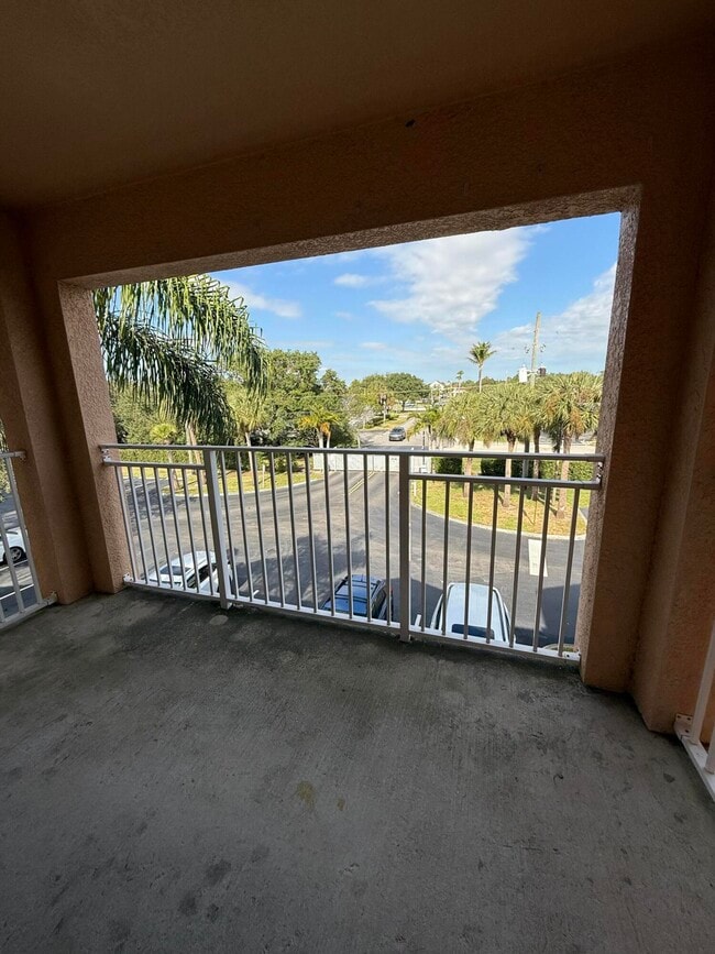 Building Photo - 301 SW Palm Dr