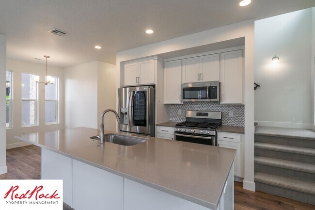 Building Photo - Spacious 2 Bedroom Unit in Desert Color Wi...