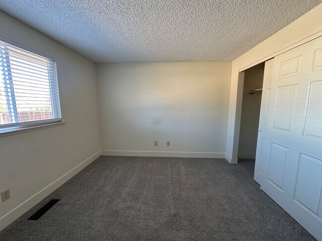 Building Photo - 25 E Janere Ct