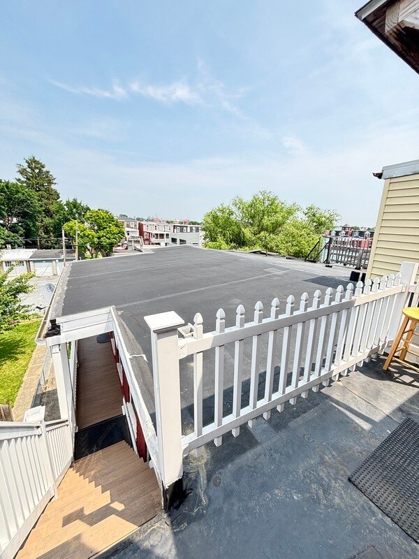 Building Photo - 227 E Clay St