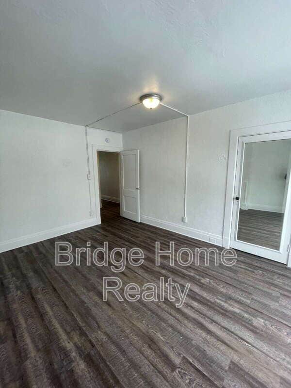Building Photo - 136 S Spring Ave