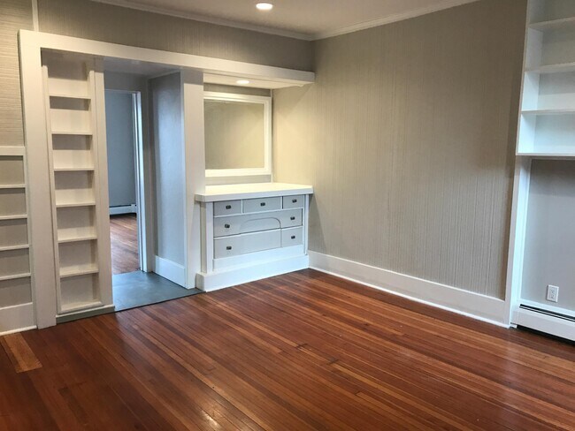 Building Photo - 24 Tracy St