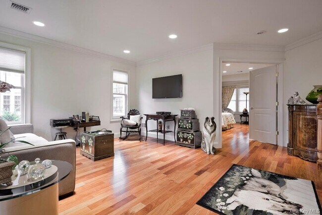 Building Photo - 702 Equestrian Way