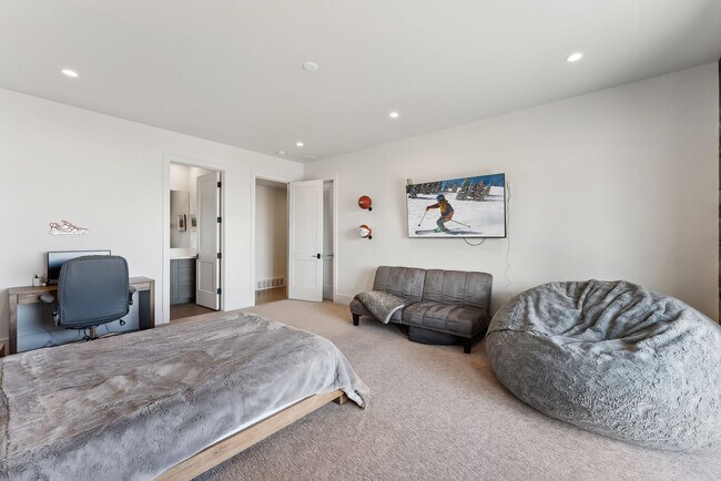 Building Photo - 3450 Ridgeway Dr