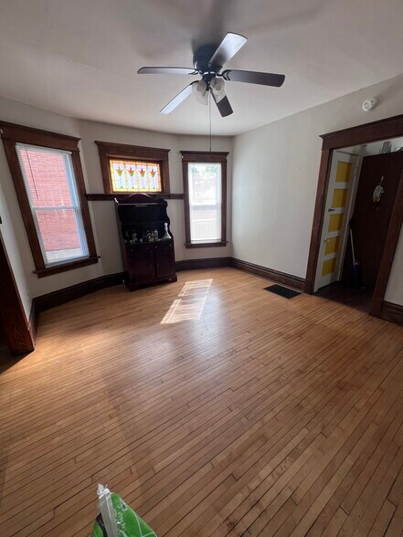Building Photo - 2142 Clarence Ave