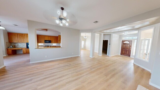 Building Photo - Elegant home in Pflugerville with great fe...