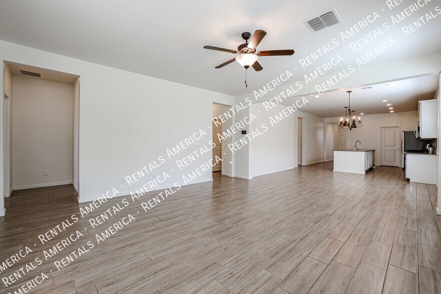 Building Photo - 9826 W Trumbull Rd
