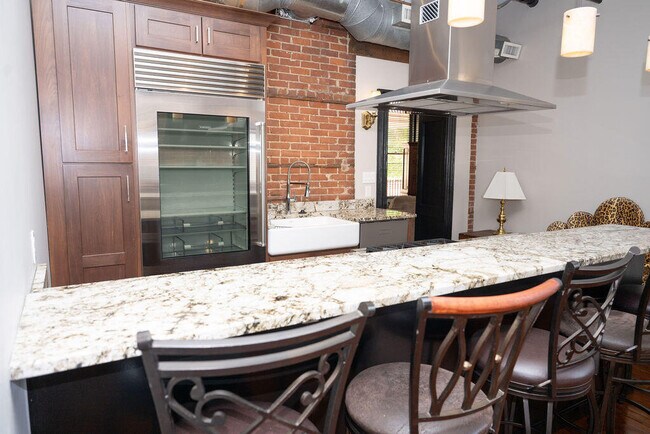 Building Photo - 275 S Limestone