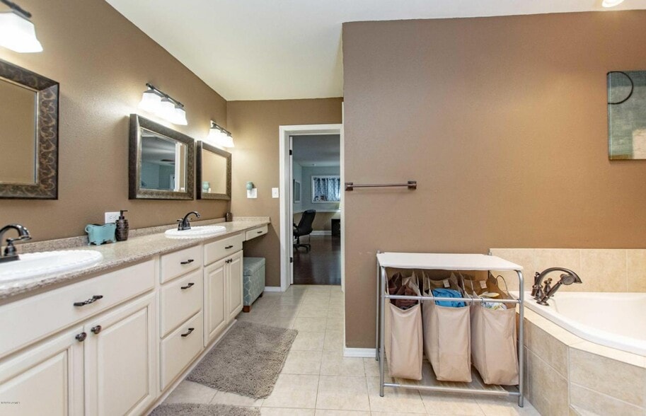 Master bathroom - 210 N William Dr