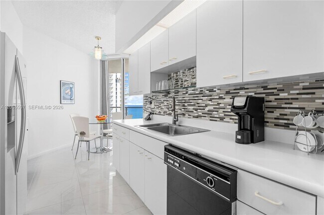 Building Photo - 16485 Collins Ave