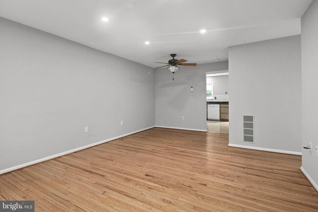 Building Photo - 2514 S Walter Reed Dr