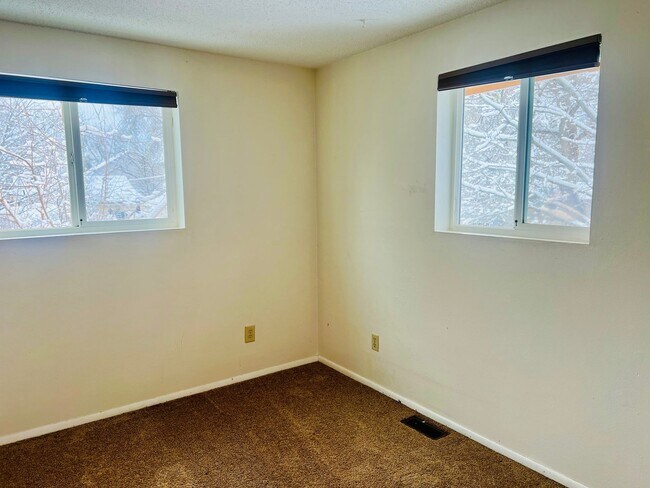 Building Photo - Half of a Duplex Available - 4 Bedroom 2 Bathroom in Lakewood