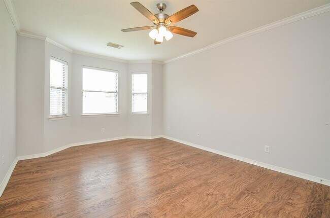 Building Photo - 3911 Fallsbrook Ct