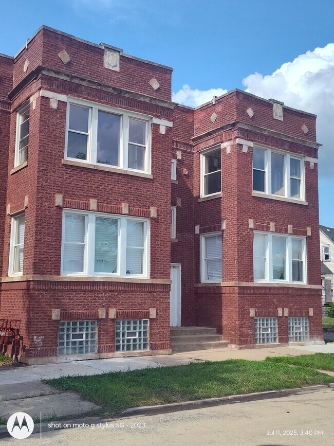 Primary Photo - 16 W 113th Pl