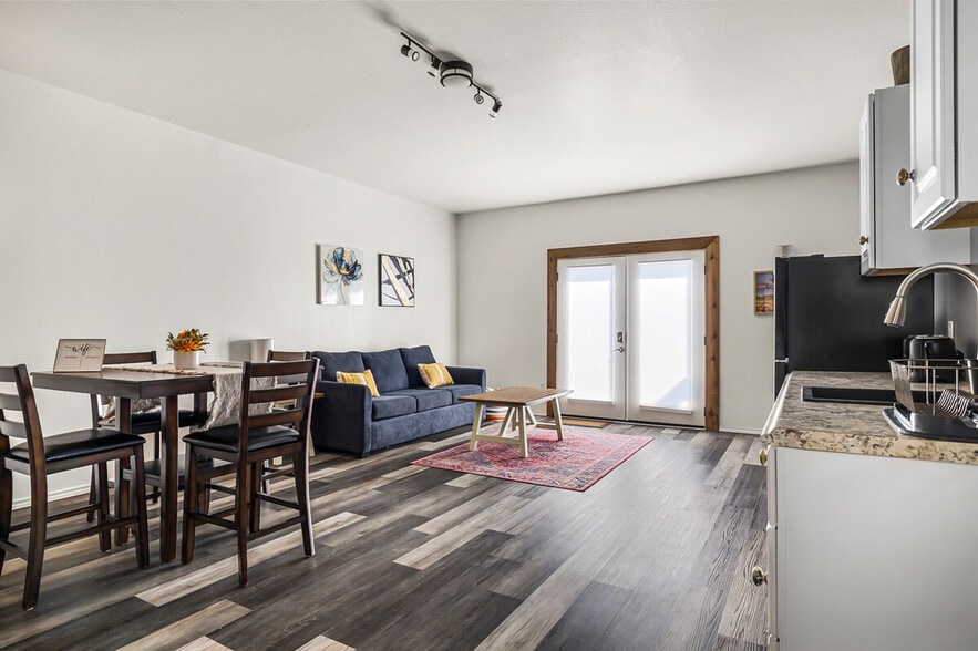 Building Photo - 311 Evening Grosbeak Dr