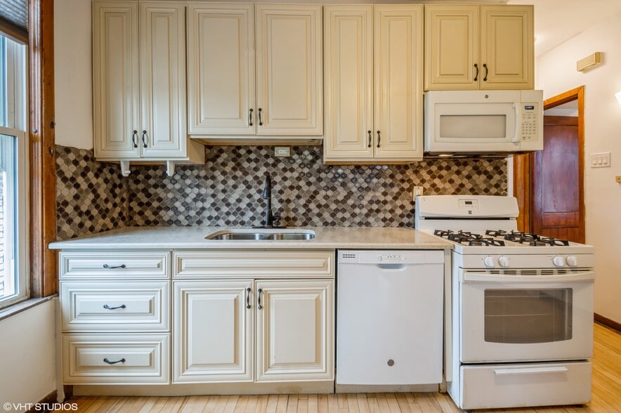 Kitchen Unit #3 - 5138 W Montrose Ave