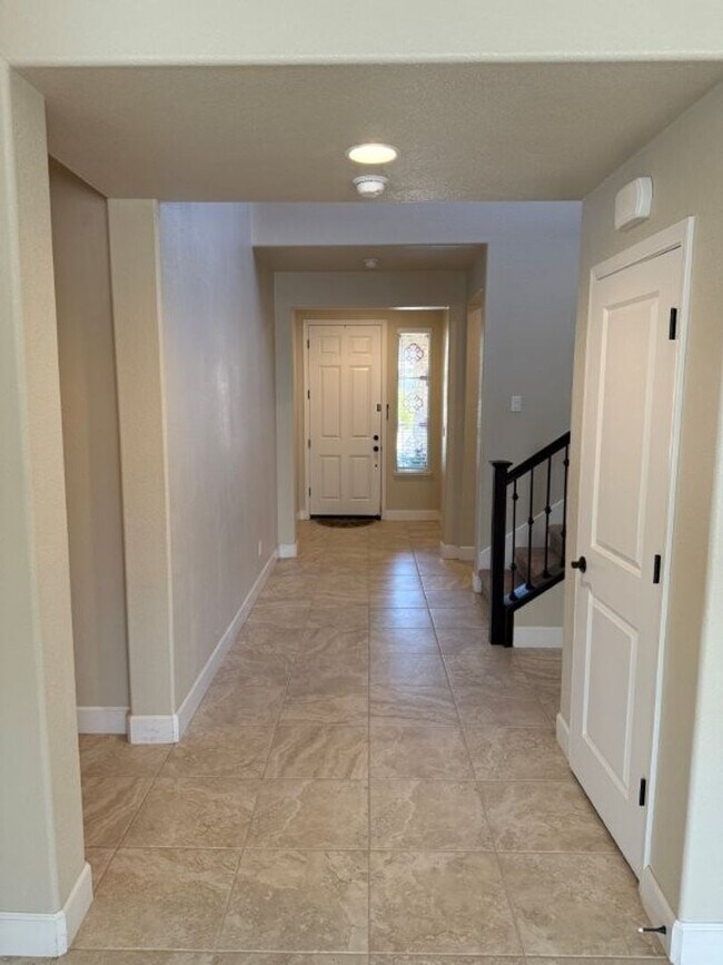 Building Photo - Newer Modern 4 Bedroom 3.5 Bath w/ Bedroom...