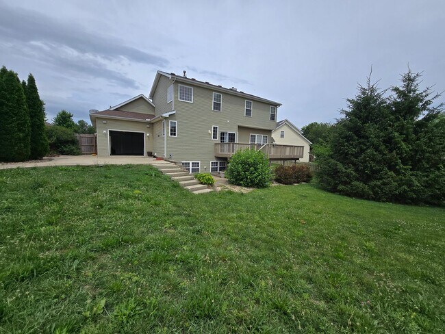 Building Photo - 4 Bedroom Home in Bloomington's East Side