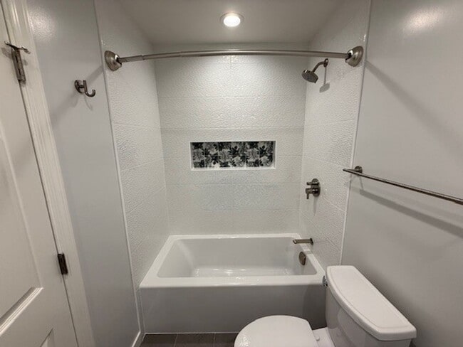 Building Photo - Absolutely Gorgeous 3 Bedroom 2 Bath Upgraded Home, New Kitchen, New Baths, New Flooring, Etc.