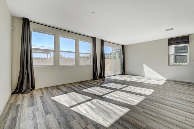 Building Photo - AMAZING 2 Story, 5 Bedroom Home in Gated community!