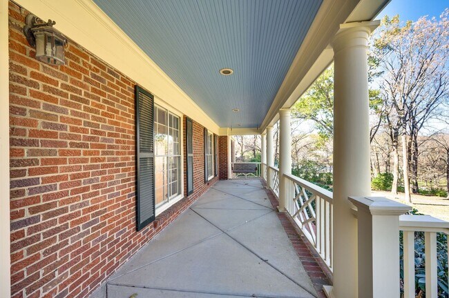 Building Photo - Fantastic renovated 5BE/4BA family home on beautiful oversized private Lot in the heart of Belle ...