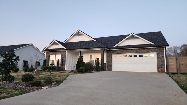 Building Photo - Beautifully maintained home