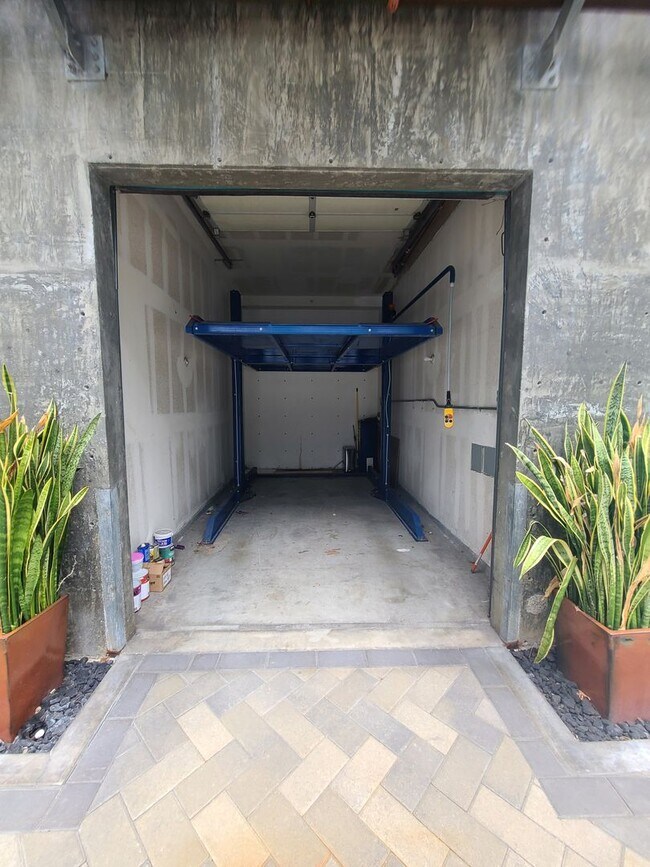 Building Photo - 5-Story UNIQUE Industrial Townhome - 3BD/4BA - w/ Open Floor Plan, Lots of Natural Light! - Secur...