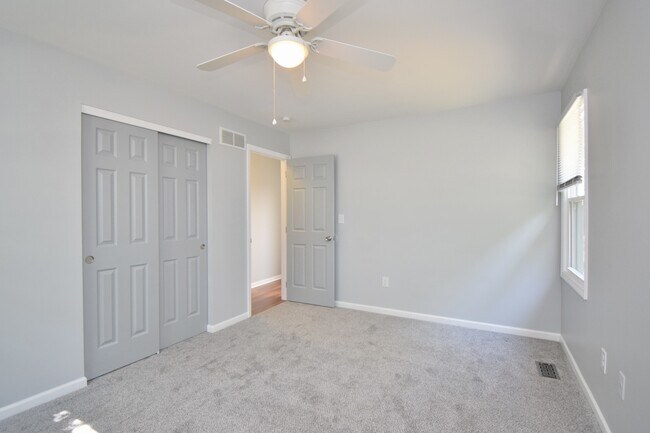 Building Photo - 647 Regent Rd