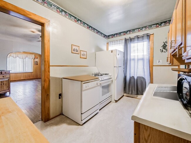 Building Photo - AVAILABLE NOW! SECTION 8 APPROVED! Charming 3-Bedroom Home in Warren!