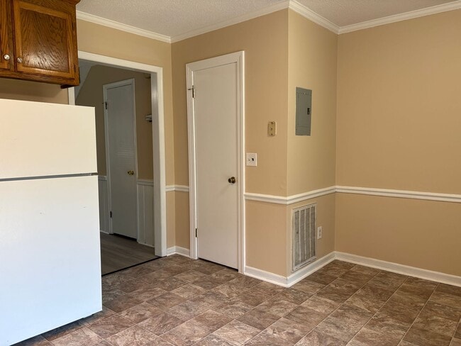 Building Photo - 2 Bedroom, 1.5 Bathroom Condo in Winston-S...