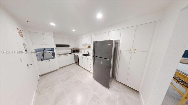 Building Photo - 4001 S Ocean Dr