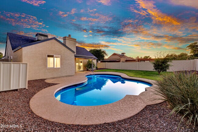 Building Photo - 1362 E Wickieup Ln