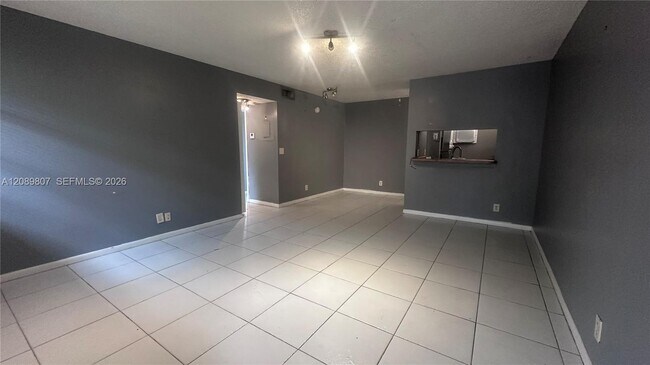 Building Photo - 821 Twin Lakes Dr