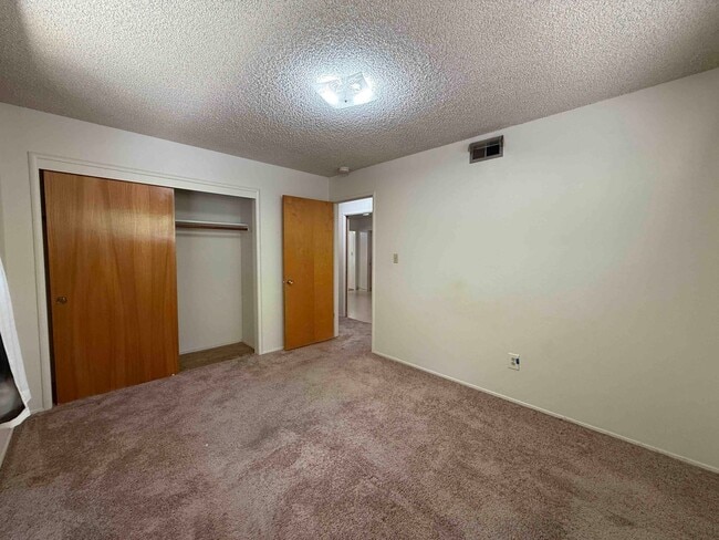 Building Photo - Great River Park 2 Bedroom