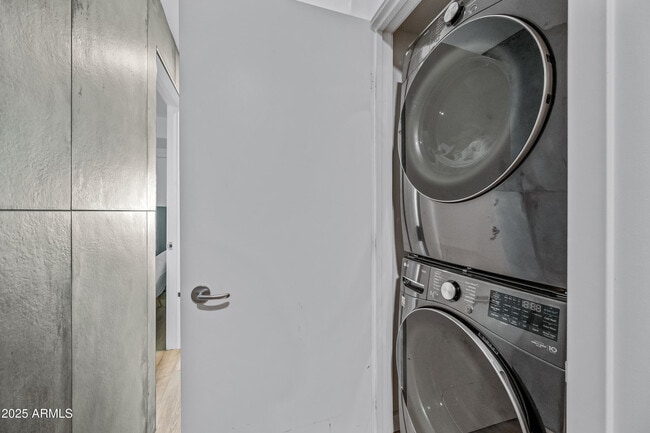 Building Photo - 7167 E Rancho Vista Dr