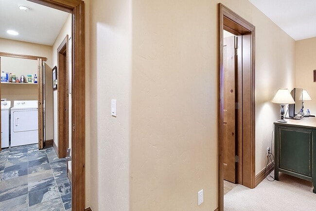 Building Photo - Beautiful townhome, ski shuttle, views, ut...