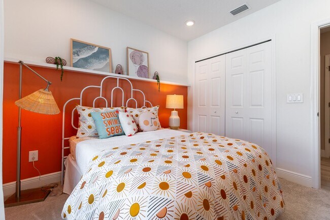 Building Photo - A Luxuriously Furnished 3-Bed, 2-Bath Mode...